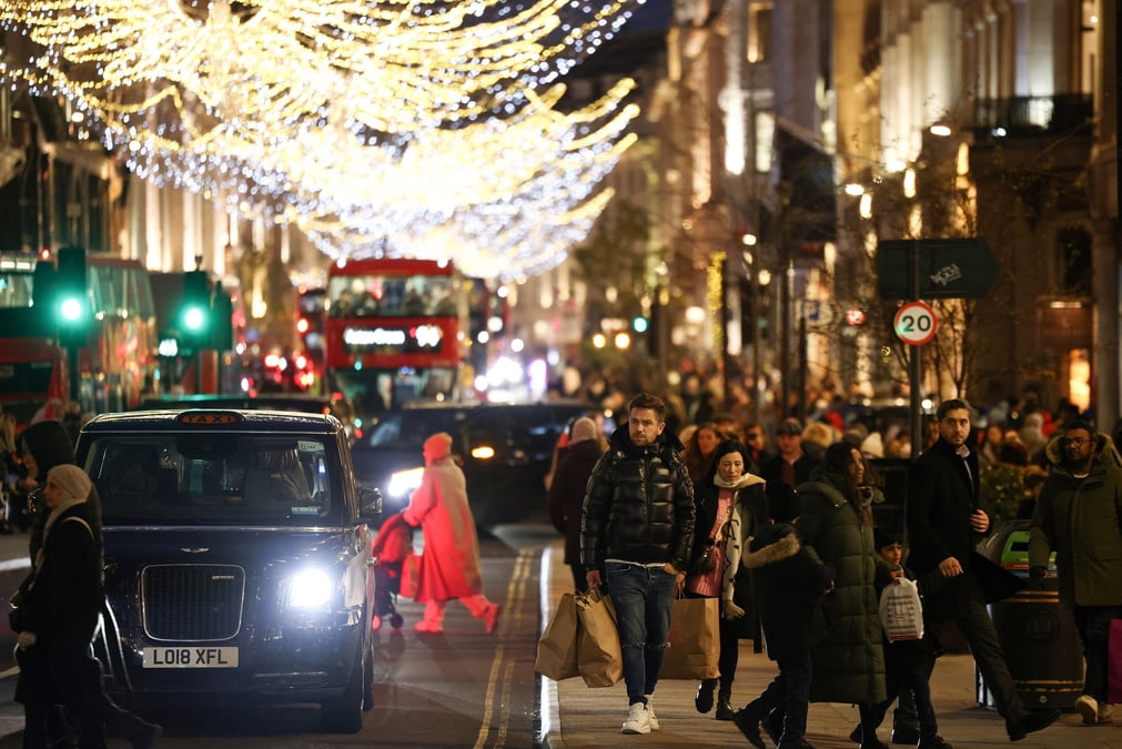 Photo des gens qui passent devant des etalages de boutiques dans regent street a londres