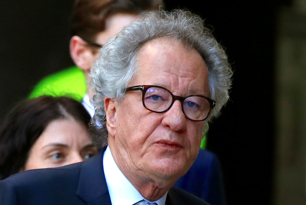 Nouvelles accusations de comportement deplace contre l'acteur geoffrey rush