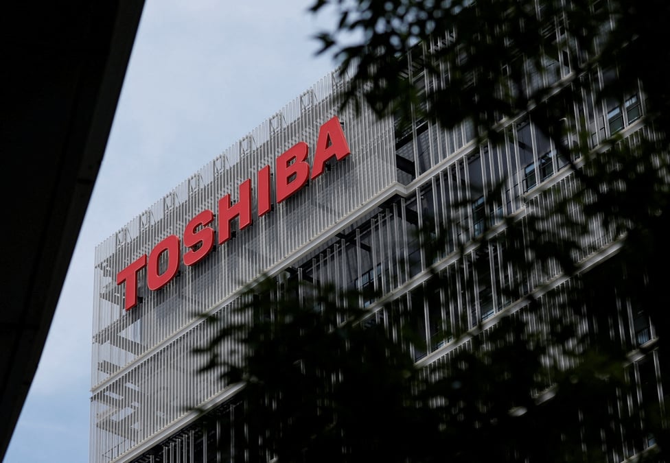 Le logo de toshiba sur un batiment de l'entreprise a kawasaki, au japon