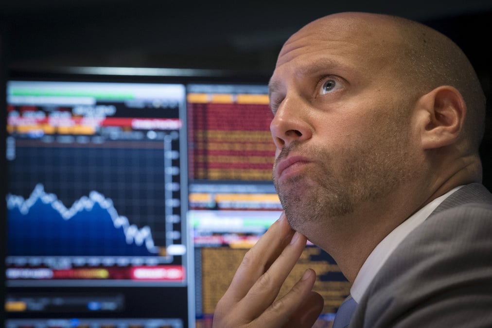 Un trader travaille sur le parquet de la bourse de new york