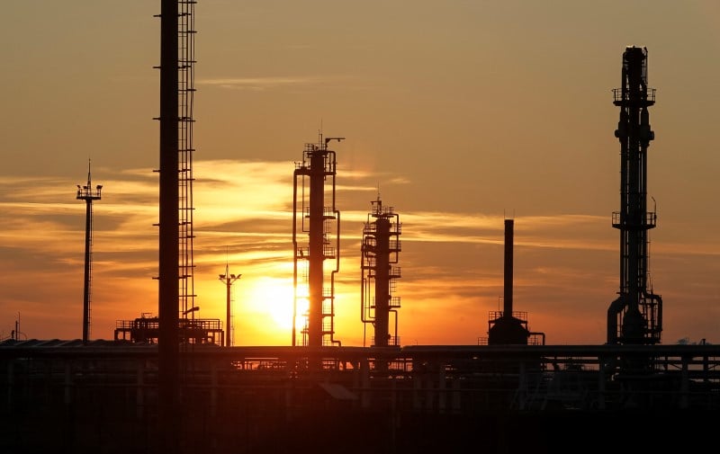 Les cours du petrole depasseront a peine 40 dollars en 2016, selon une enquete reuters