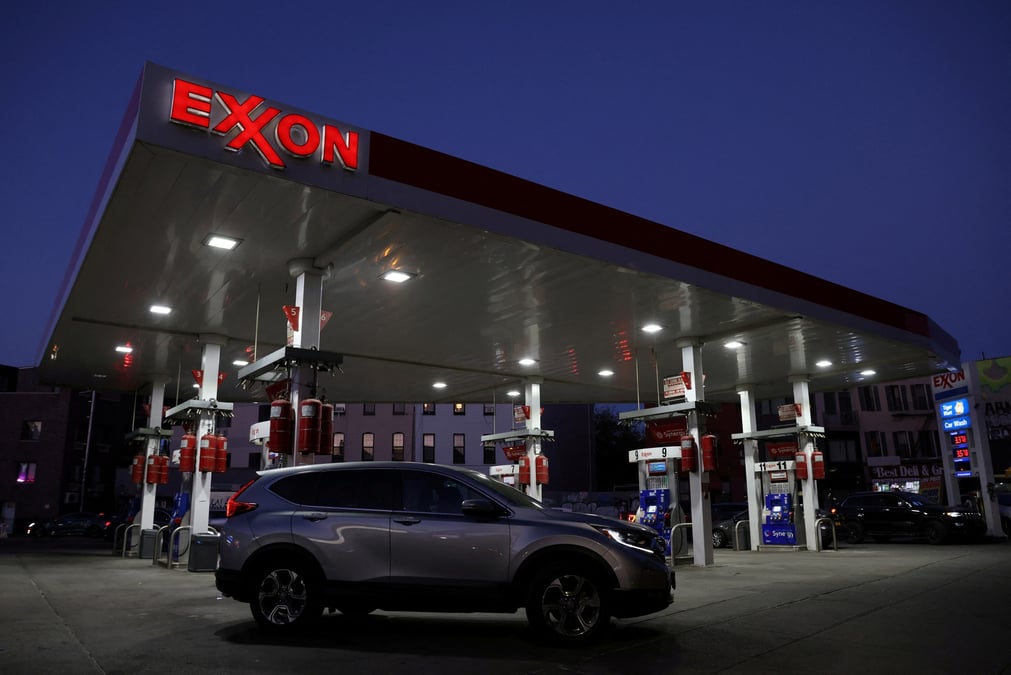Une station-service exxon, a new york