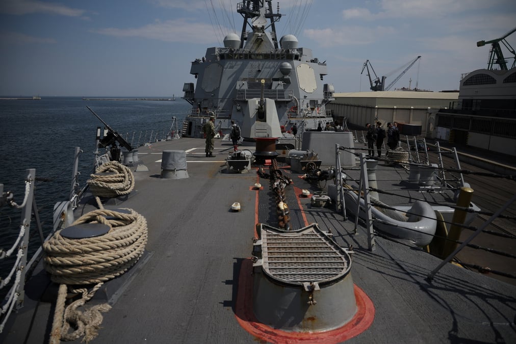 Le navire de guerre uss gravely de la marine americaine dans la ville portuaire de gdynia