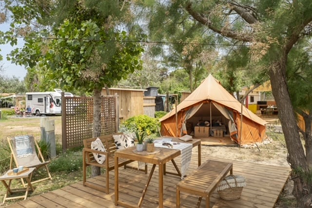 Les petits campings doivent, pour se différencier sur un marché pléthorique, adopter un positionnement thématique clair, à même d'attirer une clientèle en quête d'autre chose que l'offre musclée des grands groupes de l'hôtellerie de plein air.