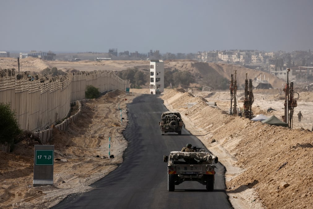 Des vehicules militaires israeliens, dans le sud de gaza