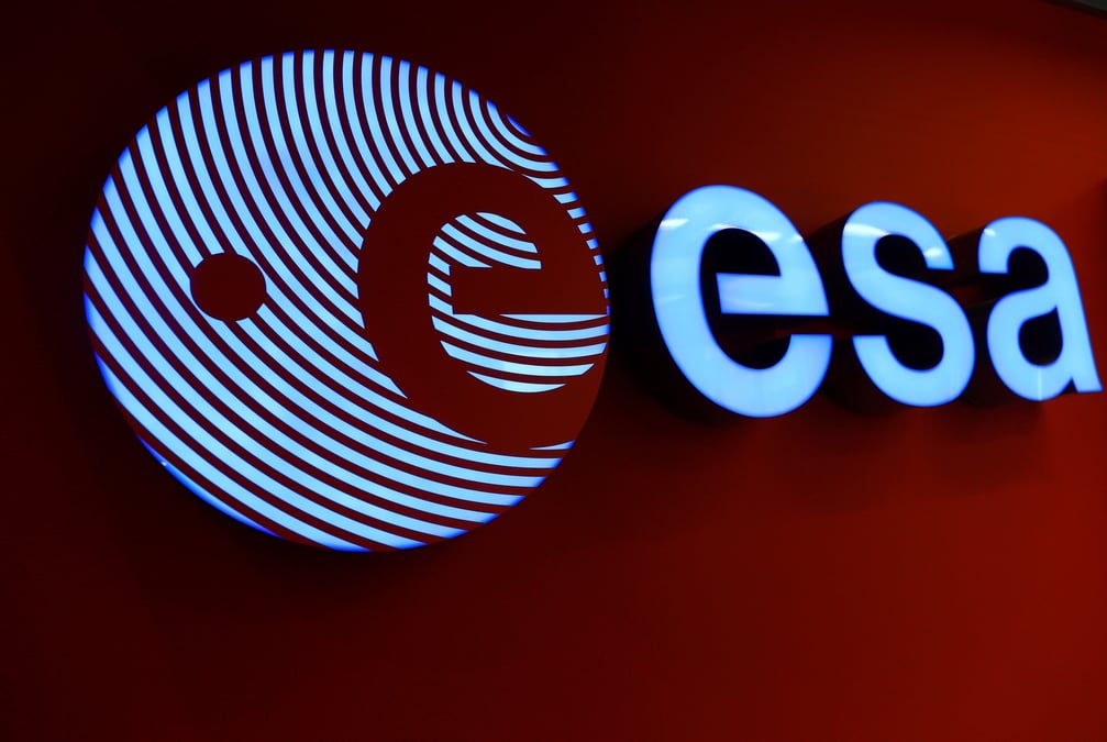 Photo d'archives du logo de l'agence spatiale europeenne (esa) dans son siege a darmstadt