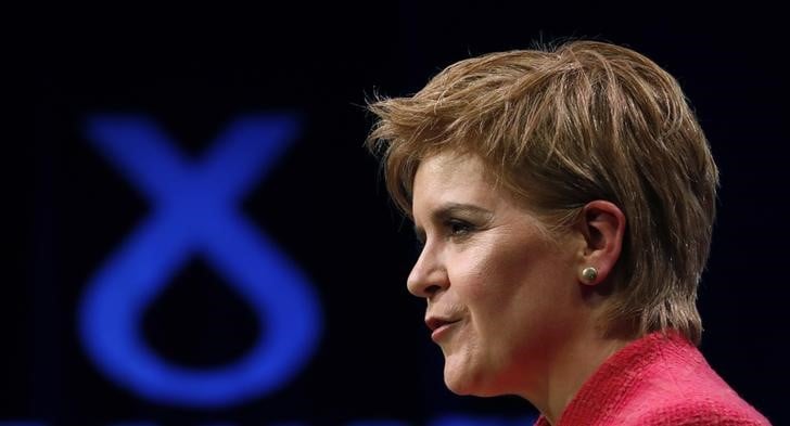 Sturgeon prete a discuter de la date d'un referendum