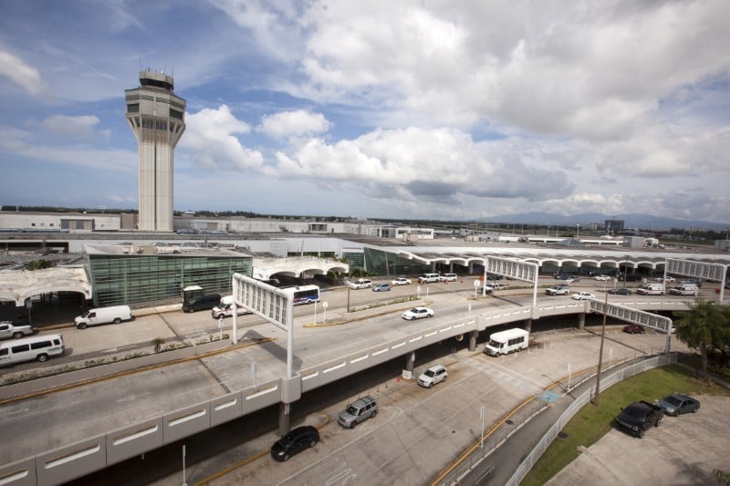 Des centaines de voyageurs bloques a l'aeroport de porto rico