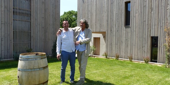 Fabrice Bonmarchand et Rudy Ricciotti, devant le nouveau chai du Mas de l'Oncle