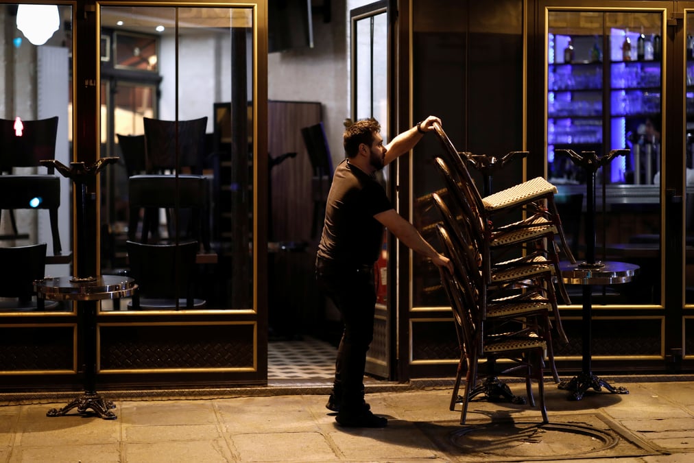 Les bars fermeront des mardi a paris et dans la petite couronne, selon les services du premier ministre