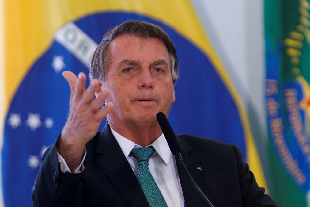 Bresil: bolsonaro hospitalise pour des douleurs abdominales, selon son medecin