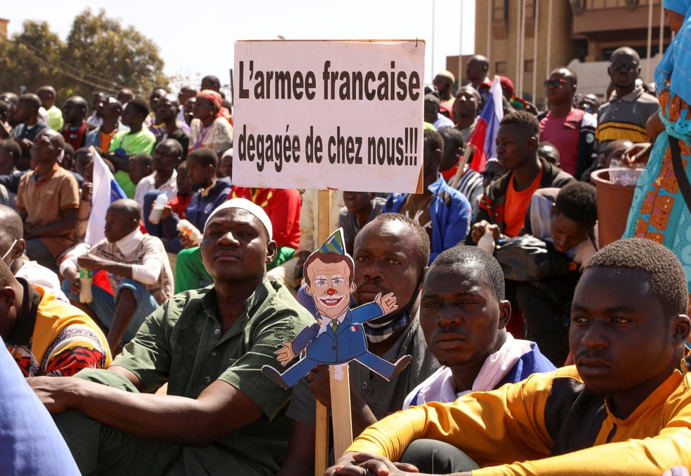Des personnes se rassemblent pour demander le depart de l'ambassadeur de france