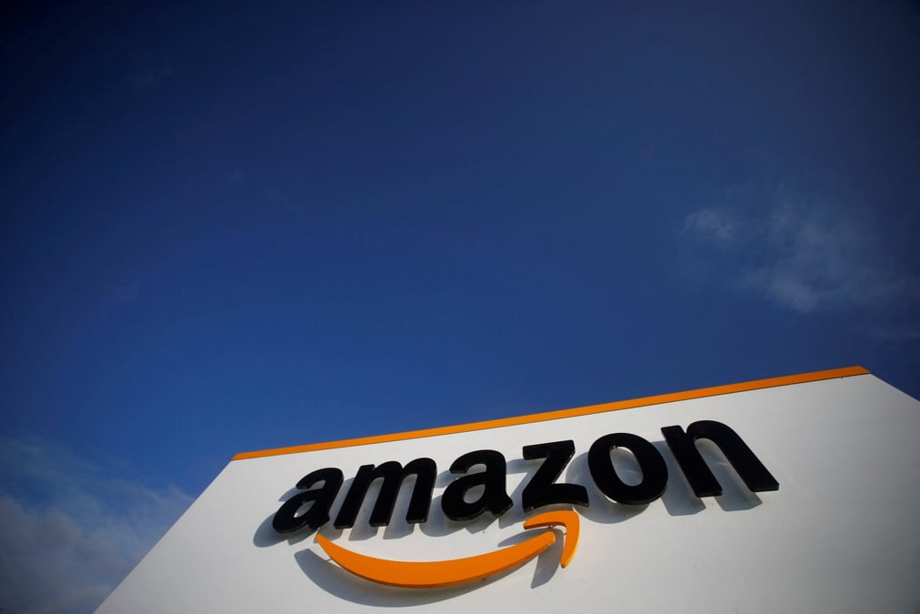 Le logo d'amazon est visible dans le centre logistique de l'entreprise a boves