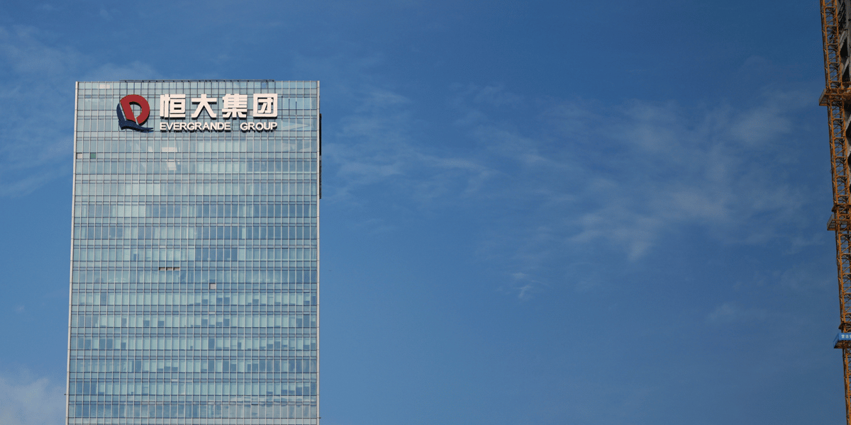 Evergrande a annoncé dimanche ne pas pouvoir émettre de nouveaux emprunts obligataires « en raison de l'enquête en cours sur sa principale filiale ».