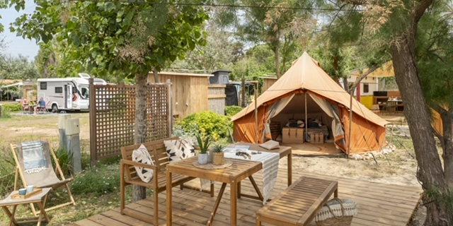 Le camping Beauregard, à Marseillan (Hérault), est labellisé Zéro Phyto, en 2019, a aussi créé une "maison du recyclage", réduisant ses volumes d’ordures ménagères de 444 mètres cubes par saison avant le tri, à 114 m3 en 2023.
