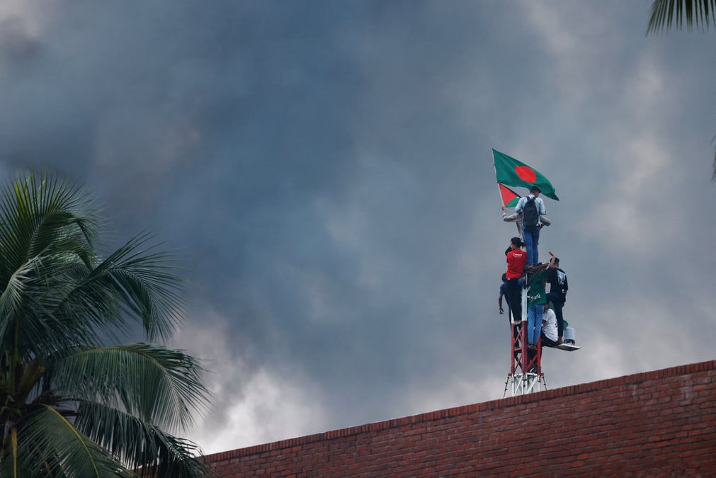 Des gens escaladent la residence de la premiere ministre du bangladesh