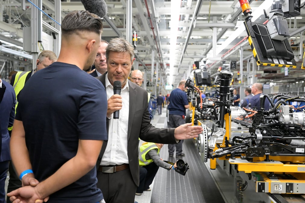 Le ministre allemand de l'economie, robert habeck, visite une usine volkswagen a emden