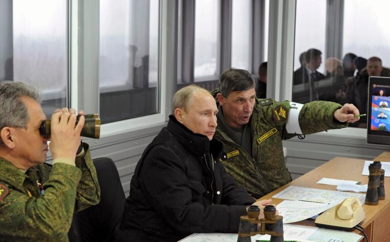 Vladimir Poutine assiste à des manoeuvres militaires