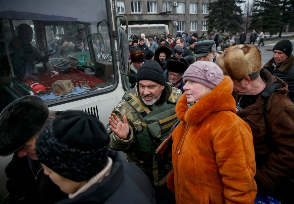 Des civils evacues de la ville ukrainienne de debaltseve