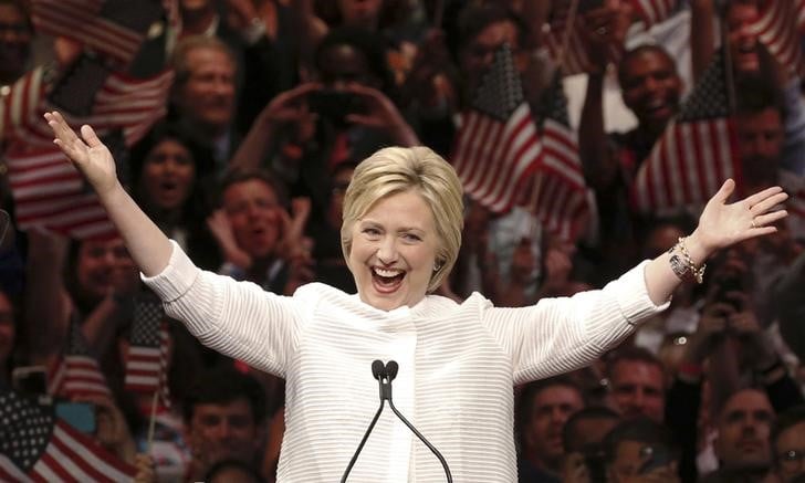 Comment adoucir l'image de hillary clinton