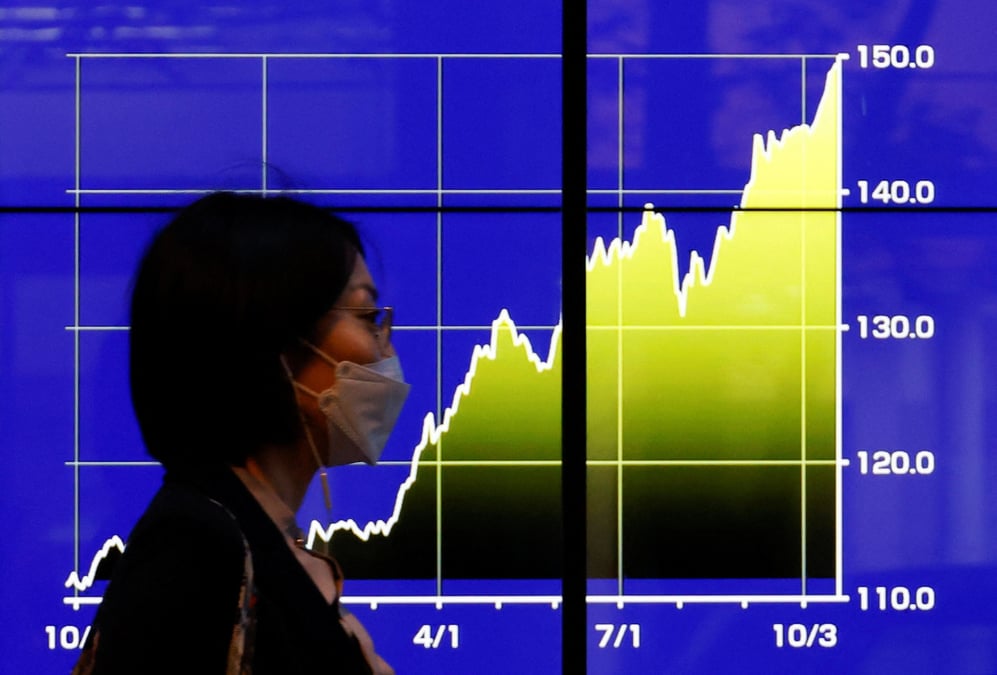 Un moniteur electrique affichant les recents du taux de change du yen japonais par rapport au dollar americain, a tokyo