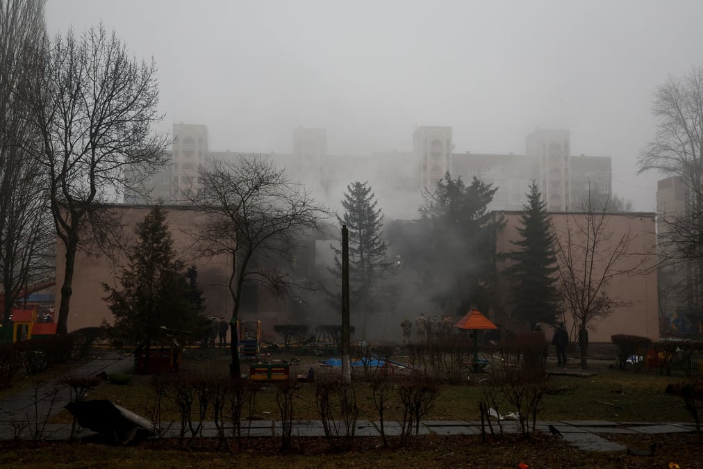 Photo du lieu de la chute d'un helicoptere a brovary, a la peripherie de kyiv