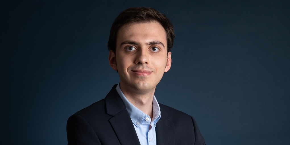 « Les nations européennes s'accommodent très bien d'un rôle effacé pour la vaine promesse de voir un de leurs astronautes marcher sur la Lune et y planter leur drapeau  » (François Leproux).
