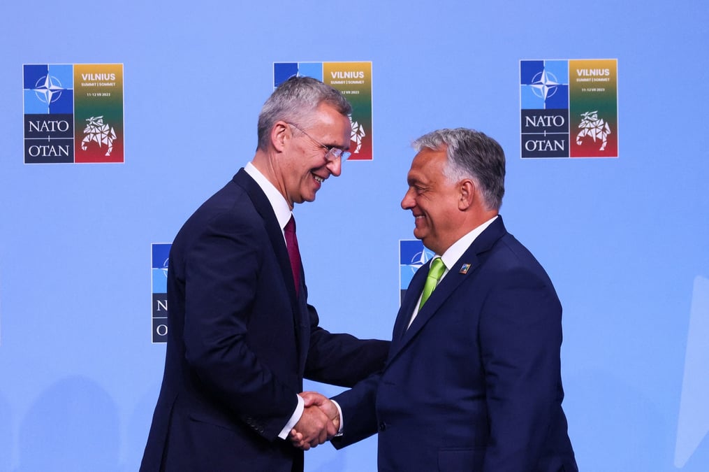 Le secretaire general de l'otan, jens stoltenbergm, et le premier ministre hongrois, viktor orban, avant le sommet des dirigeants de l'otan a vilnius