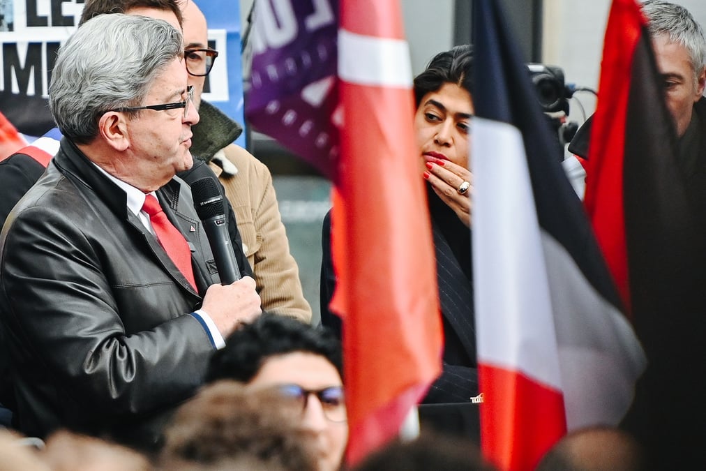 Jean-Luc Mélenchon et Rima Hassan lors d’un meeting improvisé à Lille le 18 avril.