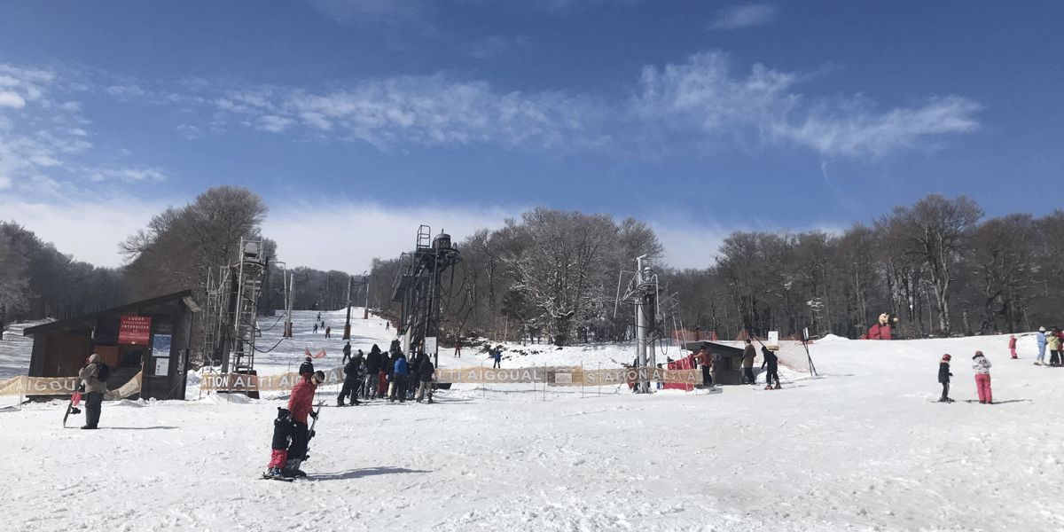 La station de ski gardoise de Prat Peyrot, au Mont Aigoual, périclite sous le coup du réchauffement climatique et se cherche un destin l'été. Mais certaines activités qui pourraient s'y développer et rapporter ne sont pas autorisées par le Parc national des Cévennes.