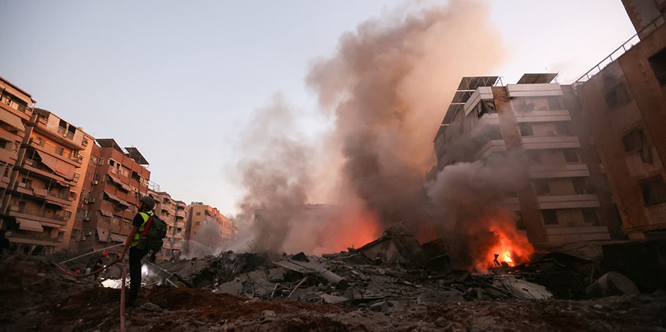Un secouriste intervient dans un bâtiment détruit lors d’une frappe israélienne dans le quartier Haret Hreik de Beyrouth, hier.