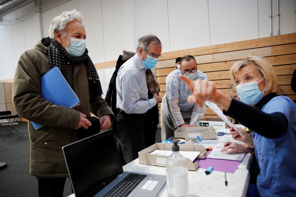 Les premieres doses du vaccin moderna arriveront lundi en france, dit veran