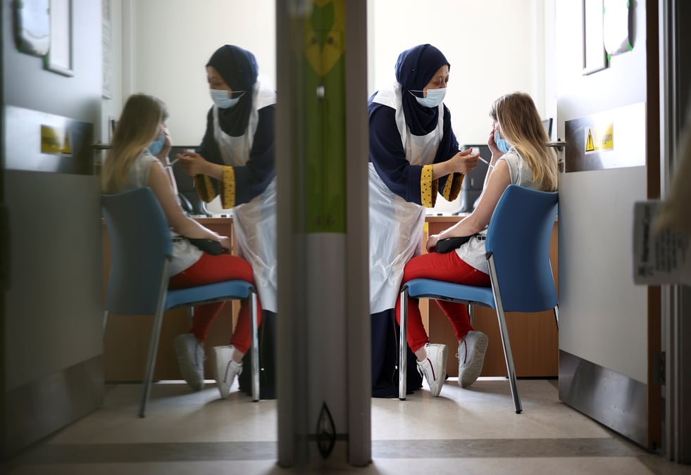 Coronavirus: les autorites sanitaires britanniques recommandent la vaccination des 12-15 ans