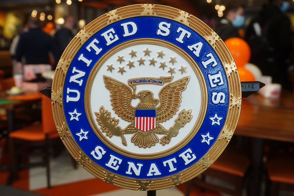 Le logo du senat des etats-unis est photographie au restaurant junior's a times square, a new york