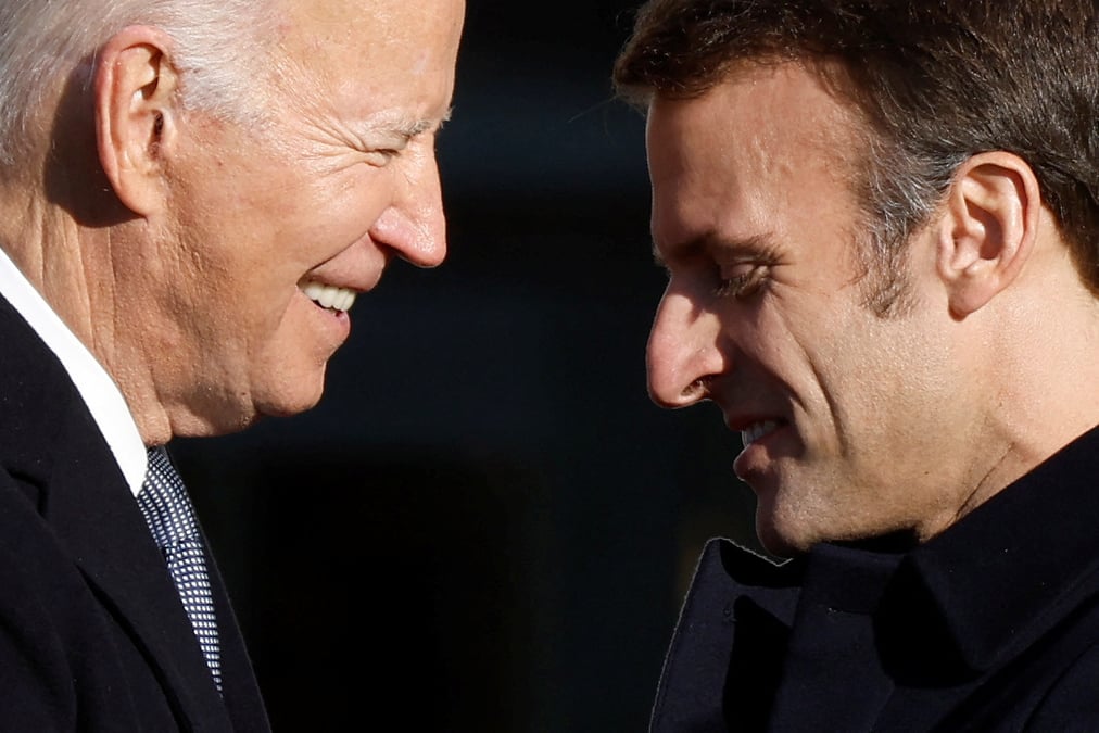 Le president americain joe biden et emmanuel macron lors d'une ceremonie a la maison blanche