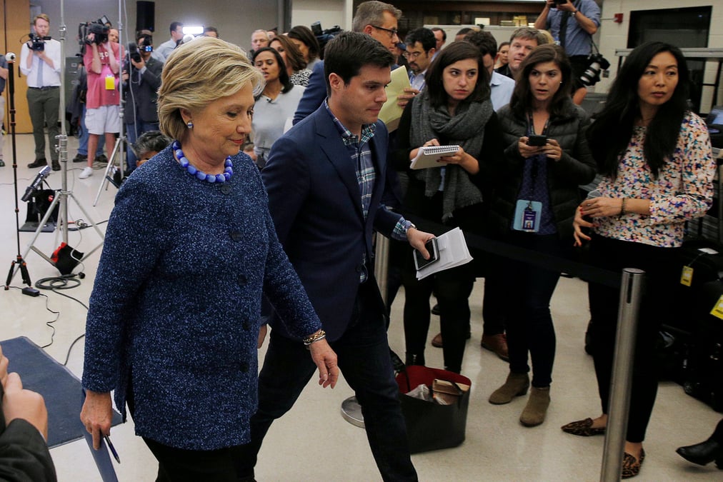 Le fbi tiendra la decision sur les courriels, dit clinton