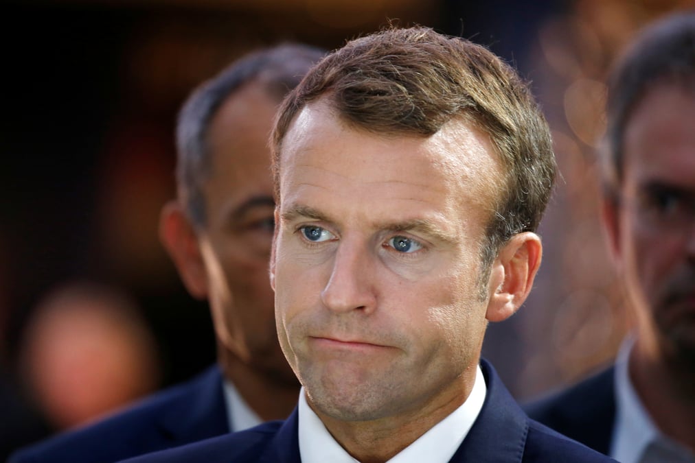 Macron presse de proceder a un large remaniement