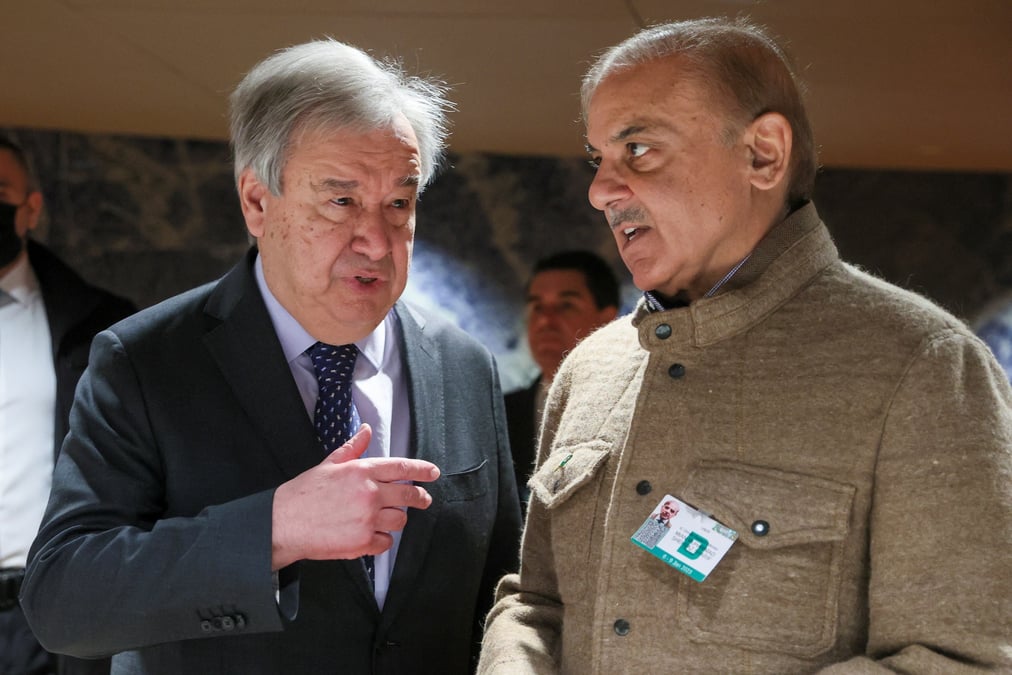 Le premier ministre pakistanais shehbaz sharif et le secretaire general des nations unies antonio guterres lors d'un sommet sur la resilience climatique