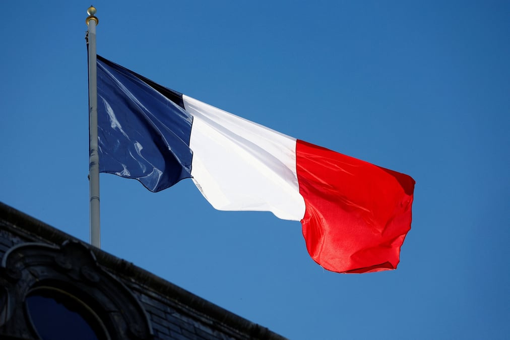 Un drapeau francais au-dessus du palais de l'elysee