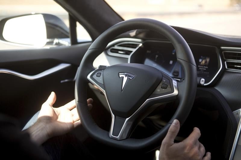 Tesla defend son fournisseur d'aide a la conduite mobileye