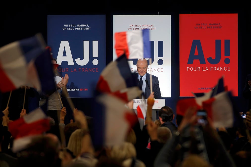 Juppe oppose son "humanisme" a la "brutalite" de fillon