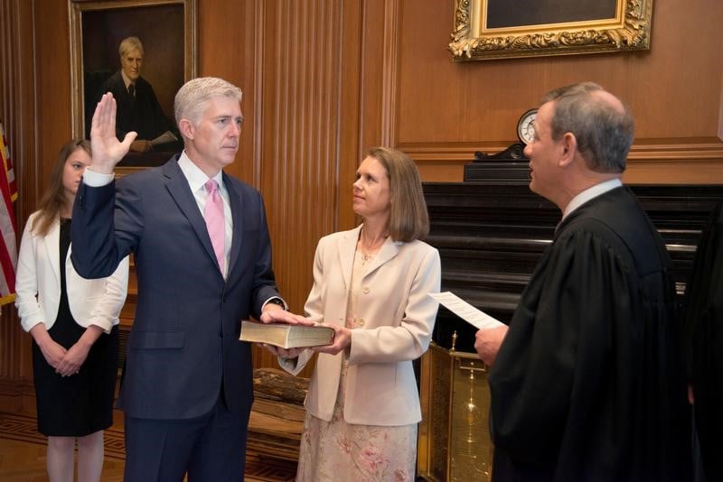 Neil gorsuch prete serment comme juge de la cour supreme
