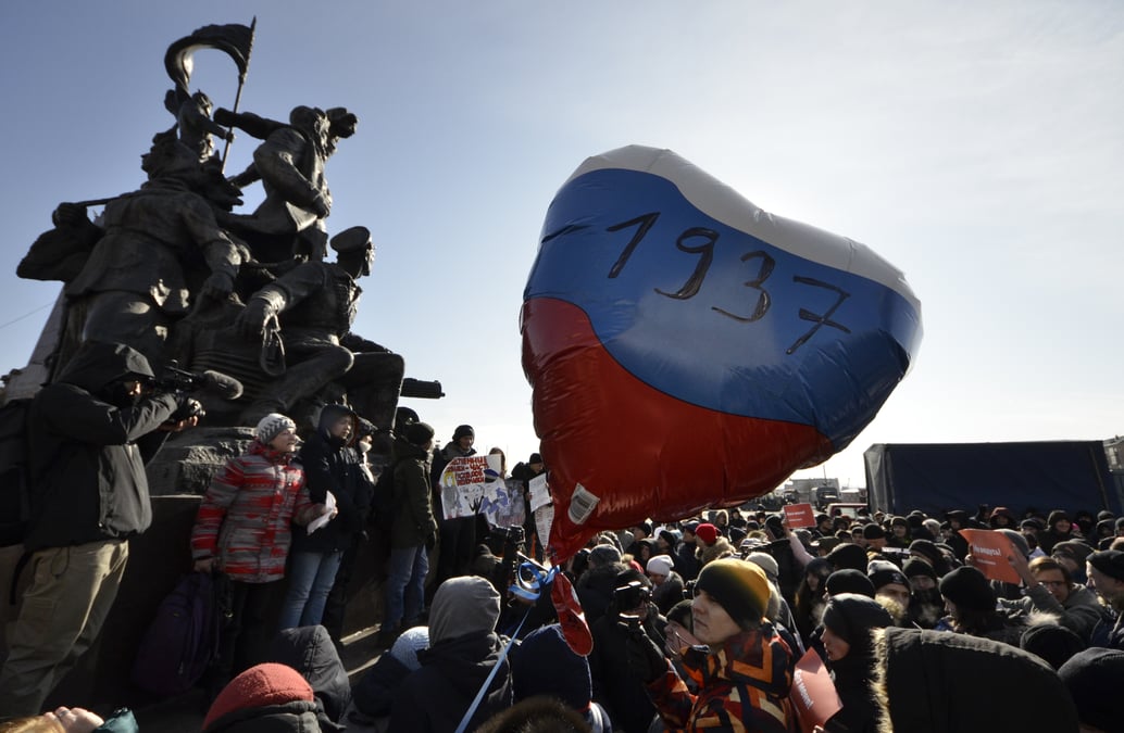 L'opposition russe dans la rue pour denoncer une "parodie d'election"