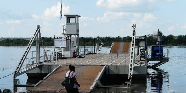 Chenal rivière frontière Angola Zambie