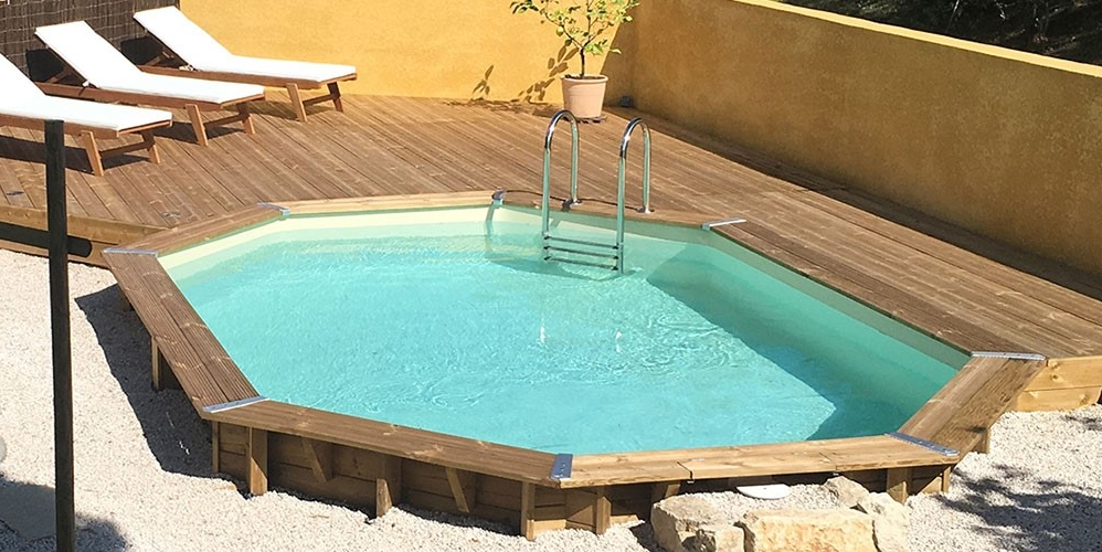 Un modèle de piscine bois semi enterrée proposé par le spécialiste Azialo.