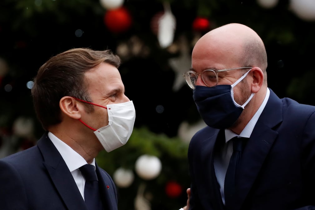 Le president du conseil europeen s'isole par precaution apres avoir rencontre macron a paris