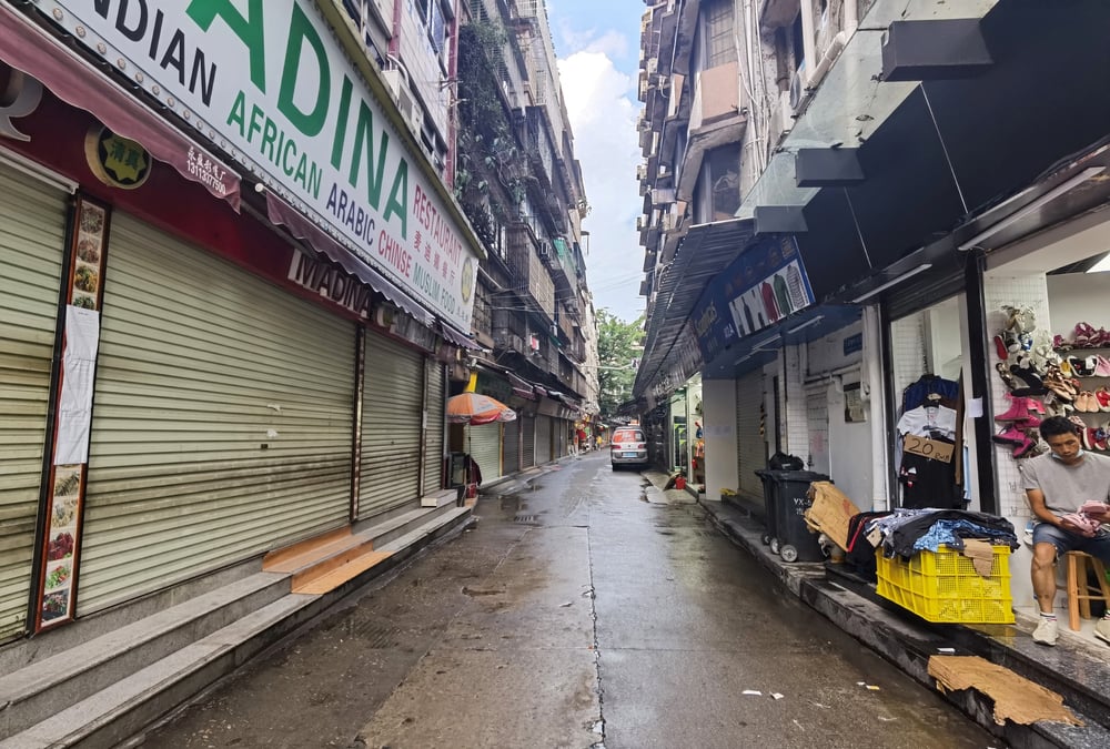 Photo d'archives montrant un restaurant ferme et des magasins dans le quartier de xiaobei a canton, en chine