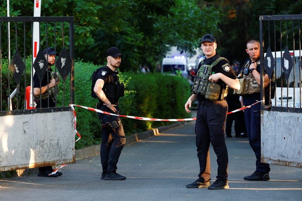 Les forces de securite sur le site d'un tribunal de district, ou un engin explosif aurait ete active par un homme, a kyiv