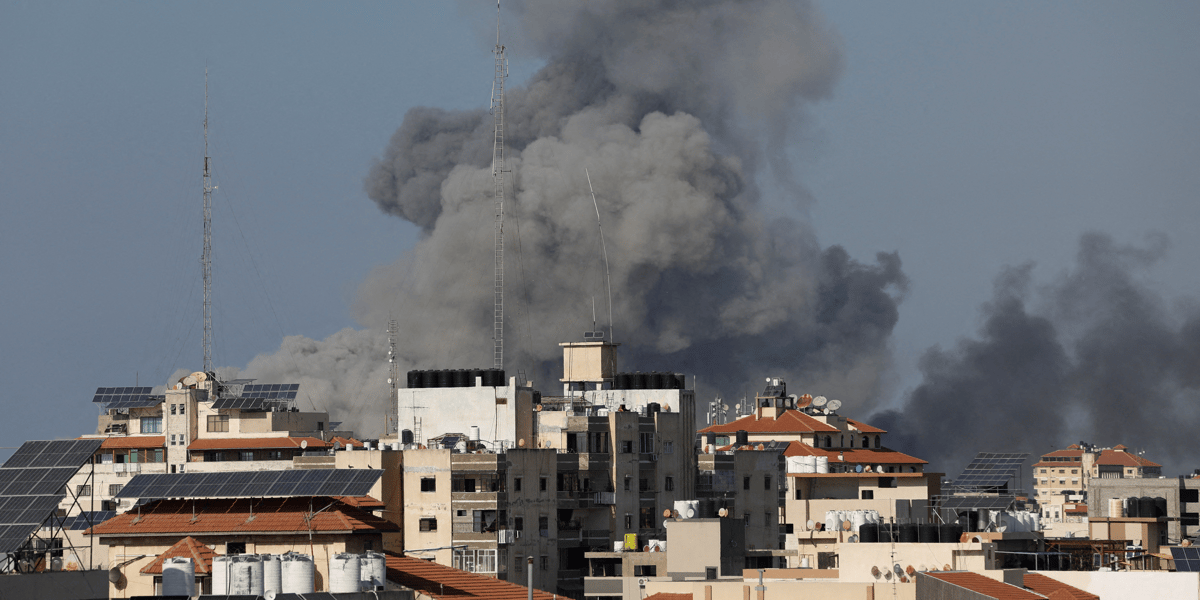 La fumee s'eleve a la suite des frappes israeliennes a gaza