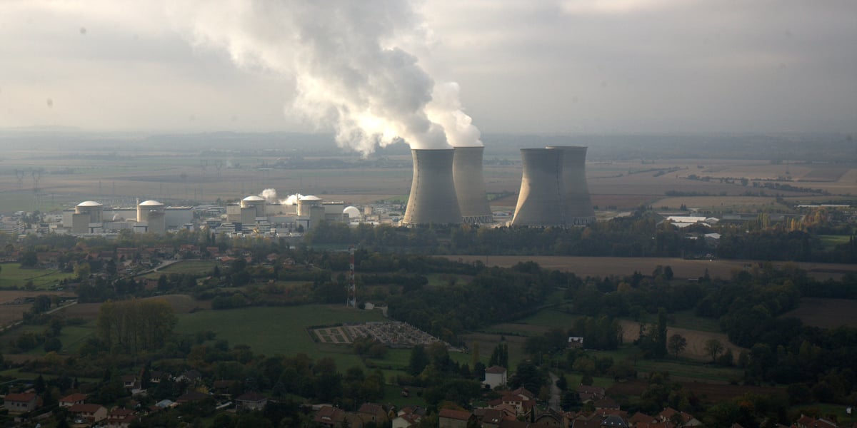 La centrale nucléaire de Bugey, à proximité de laquelle pourrait se trouver la troisième paire de réacteurs EPR2, se situe au bord du Rhône, sur la rive du département de l'Ain. Face à elle, se trouve le département de l'Isère.